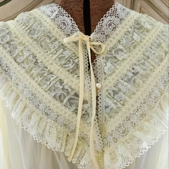 BUTTERY YELLOW, VTG BERNETTE NYLON, LONG PEIGNOIR SET! SZ MED